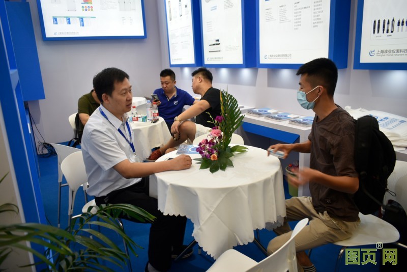 淳業(yè)科技總經(jīng)理現(xiàn)在與客戶交流