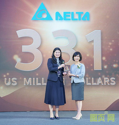 02-臺達連續(xù)十年入選臺灣二十五大國際品牌，品牌長郭珊珊(右)代表領(lǐng)獎