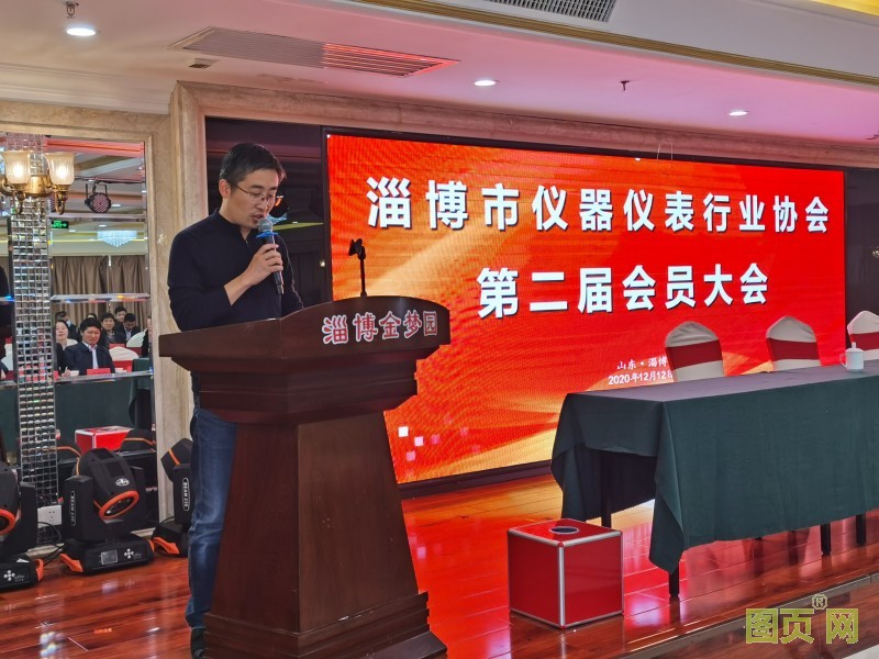 協(xié)會(huì)會(huì)長(zhǎng)李明做理事會(huì)工作報(bào)告