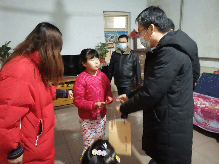 會(huì)長(zhǎng)李明代表淄博市儀器儀表行業(yè)協(xié)會(huì)向貧困家庭送去了現(xiàn)金紅包