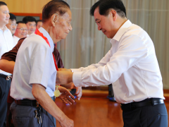 牢記初心使命，堅(jiān)定理想信念 天康集團(tuán)黨委舉行“光榮在黨50年”紀(jì)念章頒發(fā)儀式