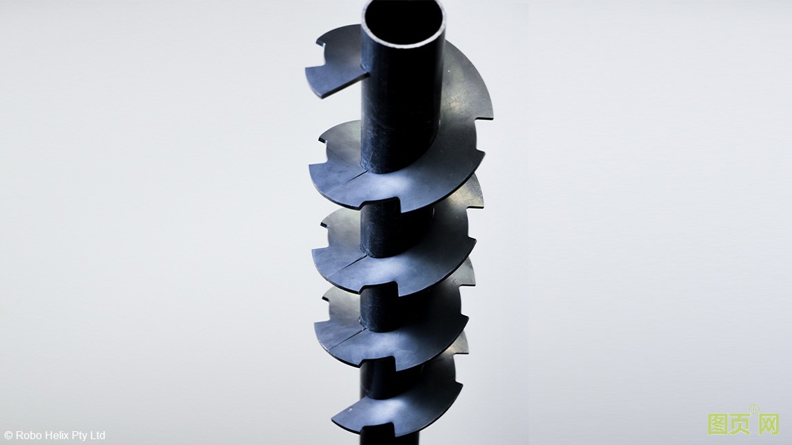 RoboHelix RX250 可以比傳統(tǒng)的制造工藝更快、更安全、更有效地完成葉片成型。 